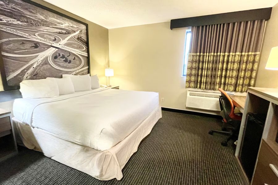 Super 8 by Wyndham Charles City — Guest room