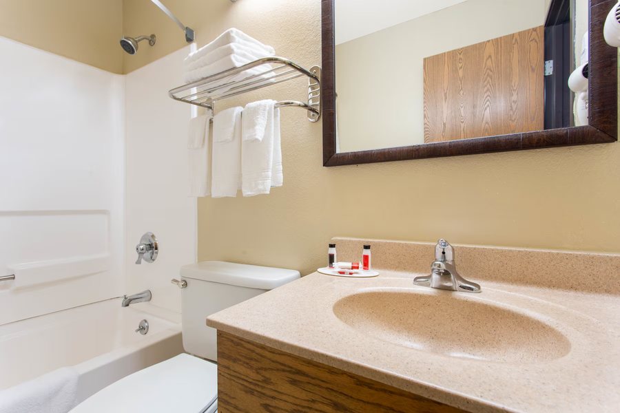 Super 8 by Wyndham Charleston WV — Bathroom