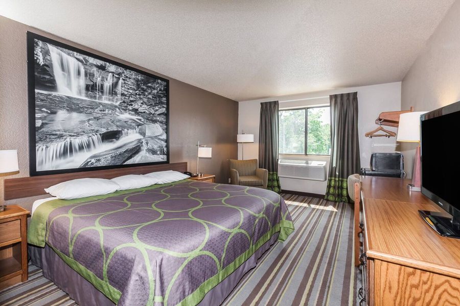 Super 8 by Wyndham Charleston WV — Guest room