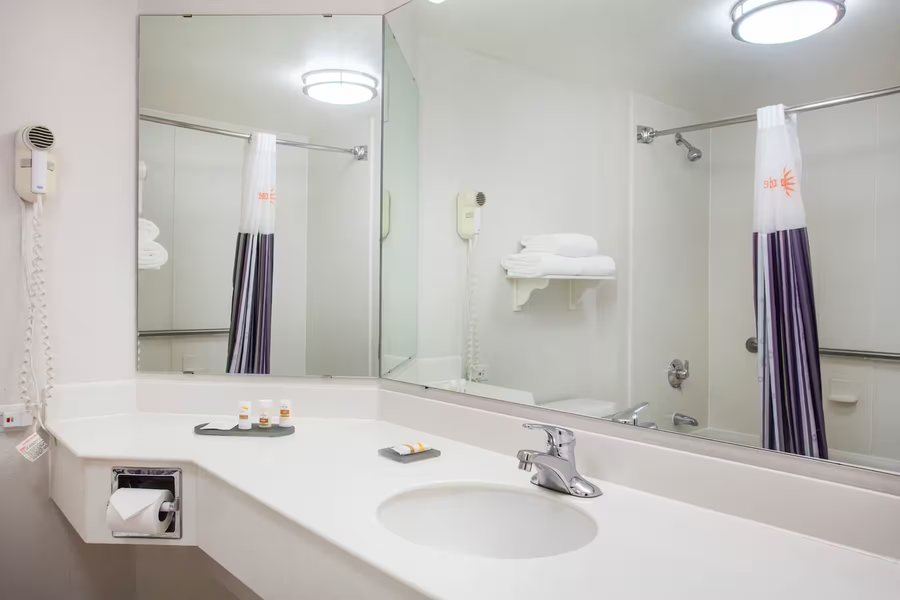 Super 8 by Wyndham Charlotte Airport North — Bathroom