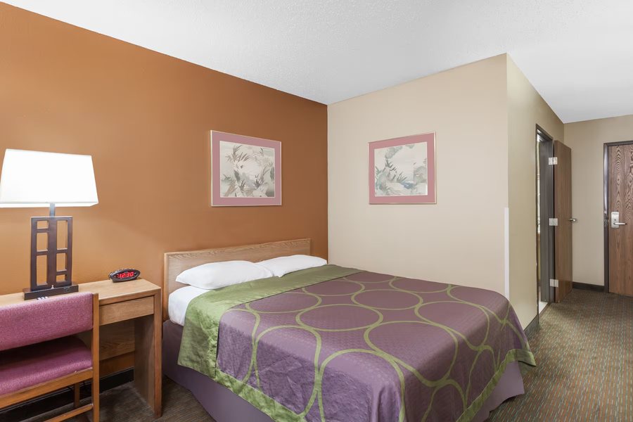 Super 8 by Wyndham Charlotte Airport North — Guest room