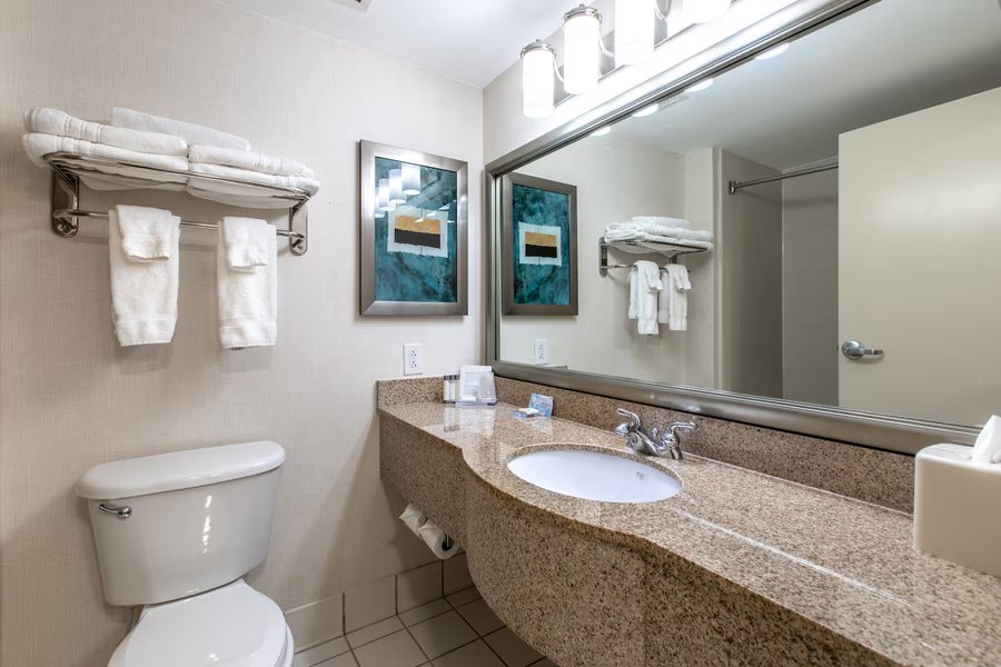Super 8 by Wyndham Charlotte Amusement Park Area — Bathroom