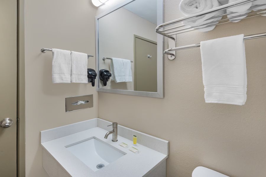 Super 8 by Wyndham Charlotte Downtown Area — Bathroom