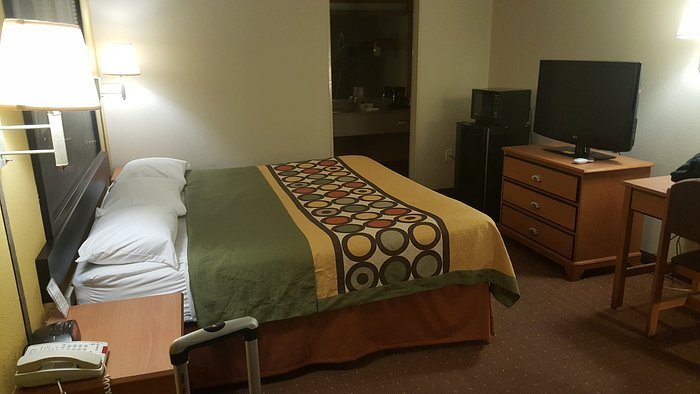 Super 8 by Wyndham Charlotte Downtown Area — Guest room