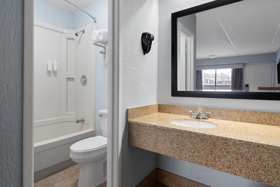 Super 8 by Wyndham Charlotte University — Bathroom