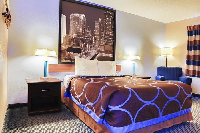 Super 8 by Wyndham Charlotte University — Guest room