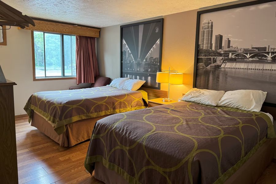 Super 8 by Wyndham Chaska — Guest room