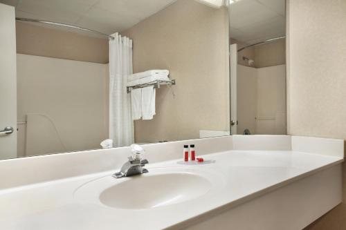 Super 8 by Wyndham Cherokee — Bathroom