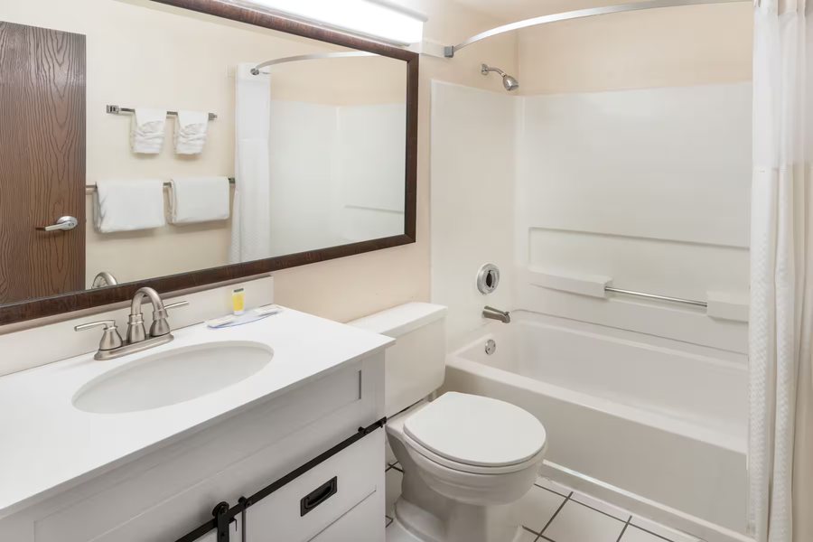 Super 8 by Wyndham Cheyenne WY — Bathroom
