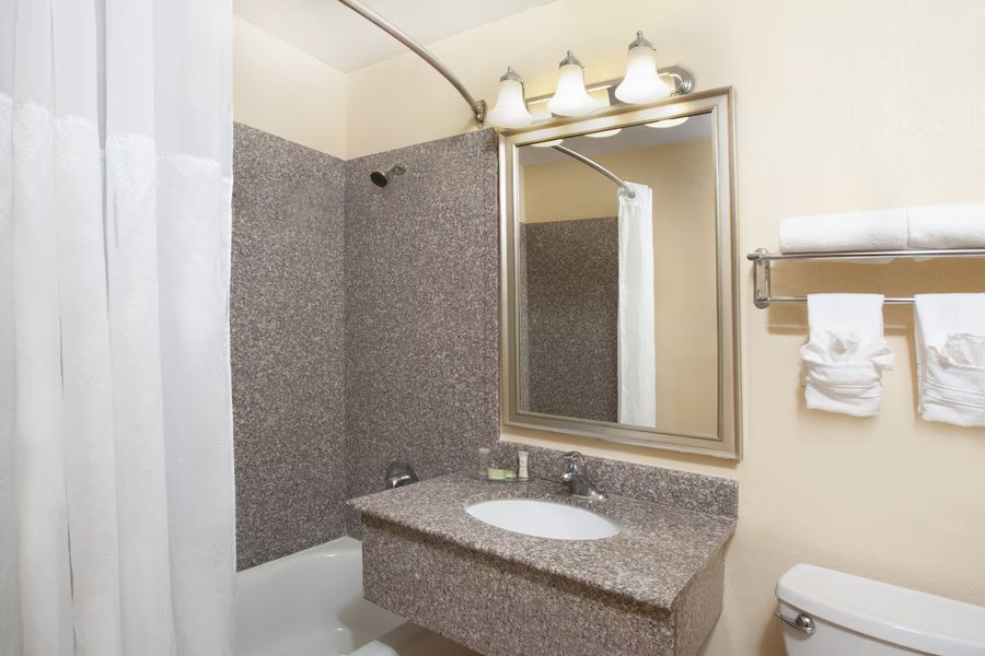 Super 8 by Wyndham Chicago IL Chicago Illinois — Bathroom