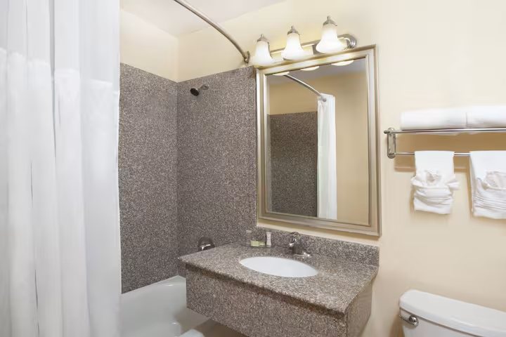 Super 8 by Wyndham Chicago O Hare Airport — Bathroom
