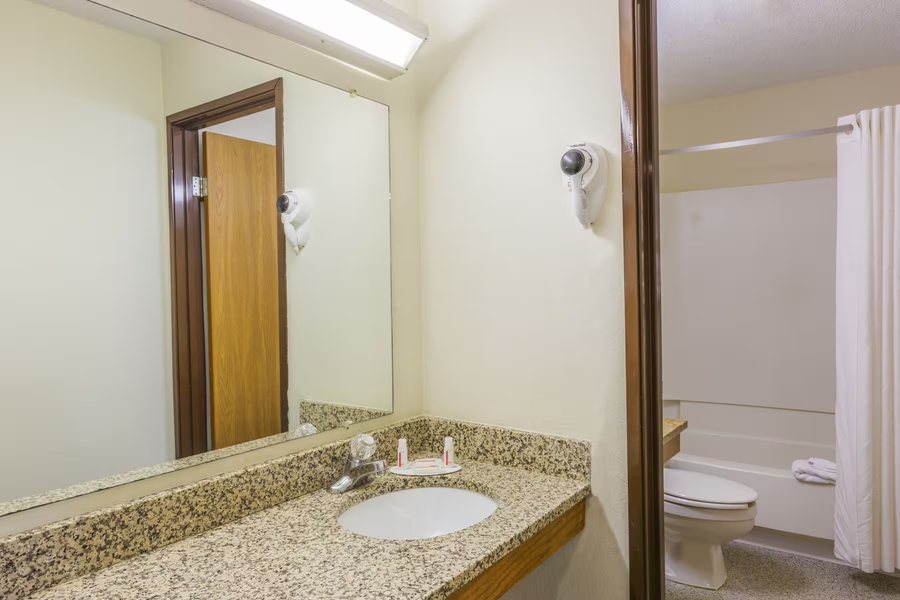 Super 8 by Wyndham Christiansburg Blacksburg Area — Bathroom