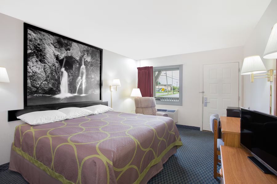 Super 8 by Wyndham Christiansburg — Guest room