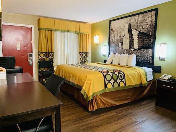Super 8 by Wyndham Cincinnati OH — Guest room