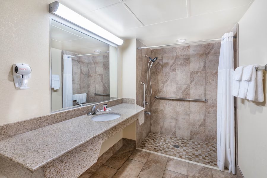 Super 8 by Wyndham Clarksville AR — Bathroom