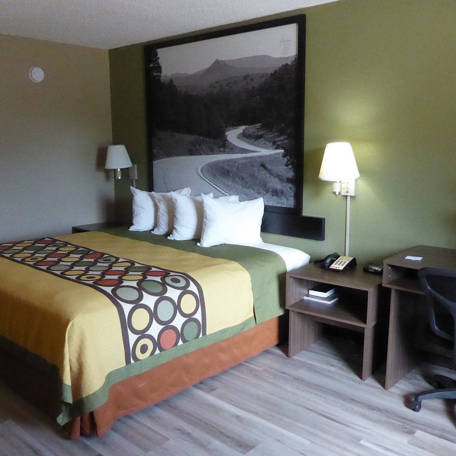 Super 8 by Wyndham Clarksville AR — Guest room