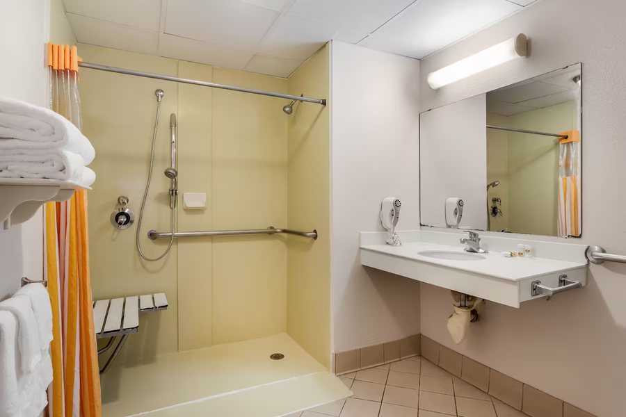 Super 8 by Wyndham Clearwater St Petersburg Airport — Bathroom