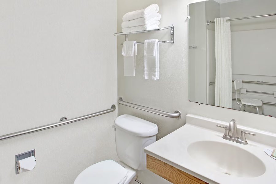 Super 8 by Wyndham Clearwater US Hwy 19 N — Bathroom