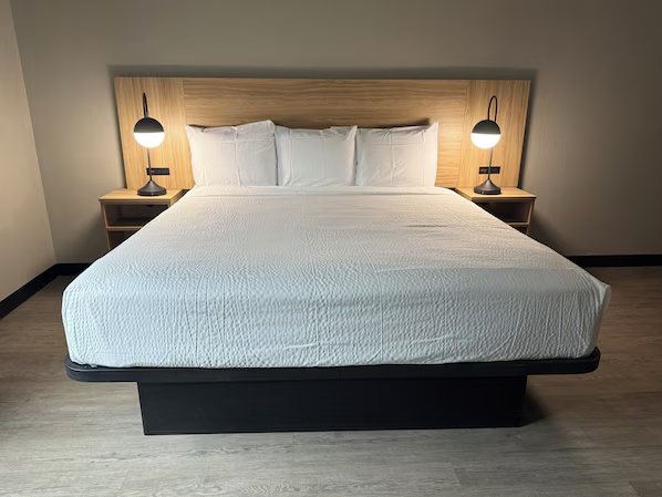 Super 8 by Wyndham Cleveland — Guest room