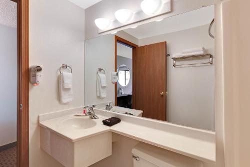 Super 8 by Wyndham Cody — Bathroom