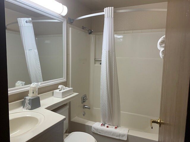 Super 8 by Wyndham Coeur d Alene — Bathroom