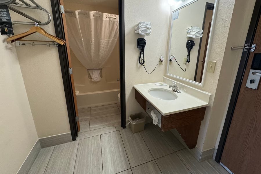Super 8 by Wyndham Columbia — Bathroom