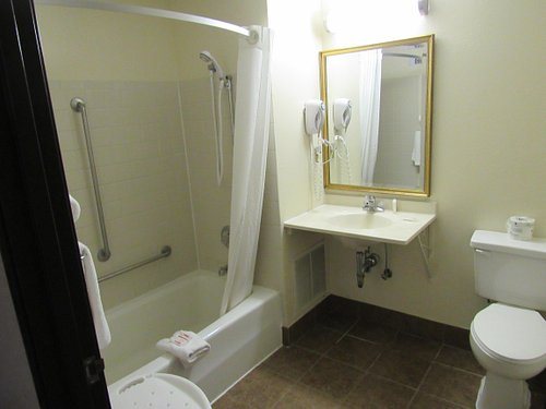Super 8 by Wyndham Columbus — Bathroom