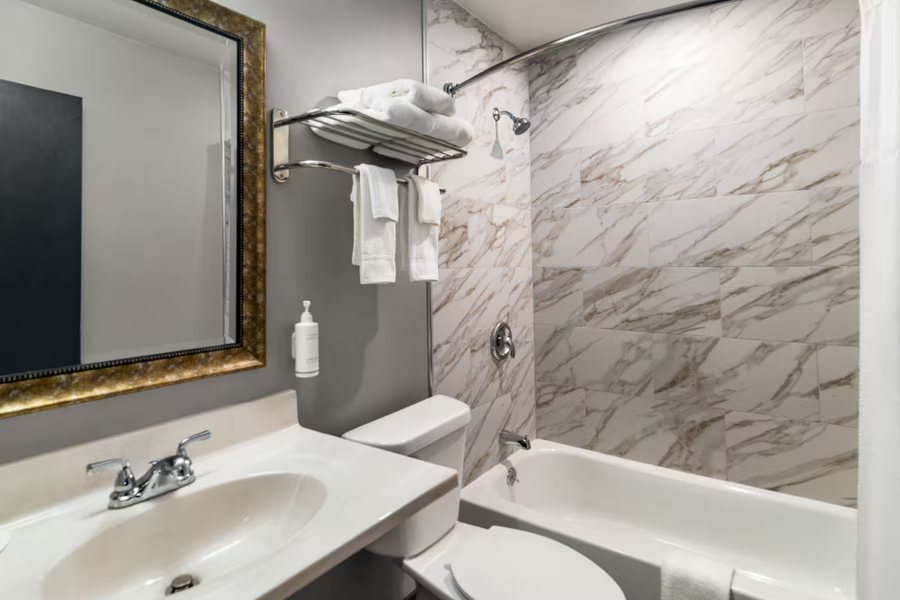 Super 8 By Wyndham Columbus — Bathroom