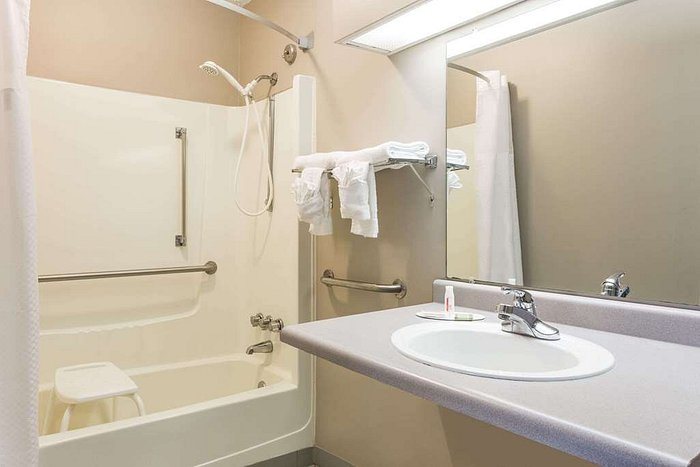 Super 8 by Wyndham Commerce — Bathroom