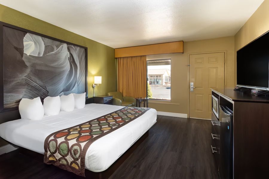 Super 8 by Wyndham Conference Center Nau Downtown — Guest room