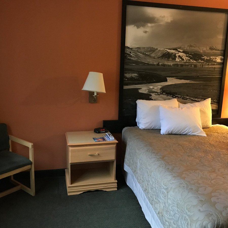Super 8 by Wyndham Cooke City Yellowstone Park Area — Guest room