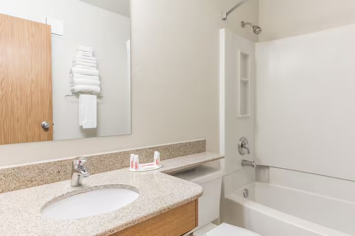 Super 8 by Wyndham Coos Bay North Bend — Bathroom