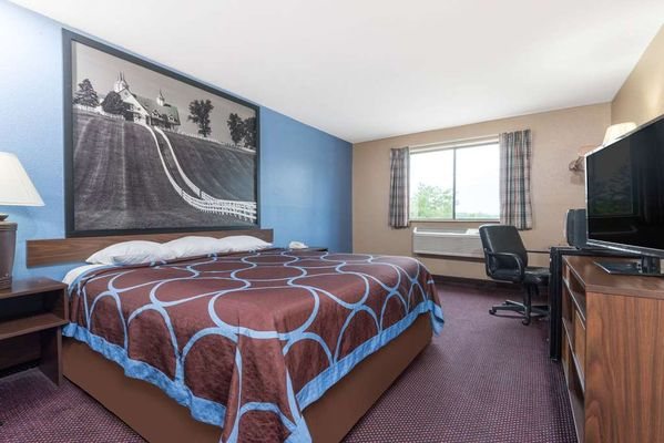 Super 8 by Wyndham Corbin London KY — Guest room
