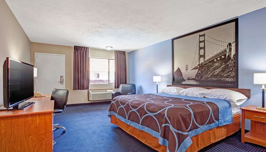 Super 8 by Wyndham Corsicana — Guest room