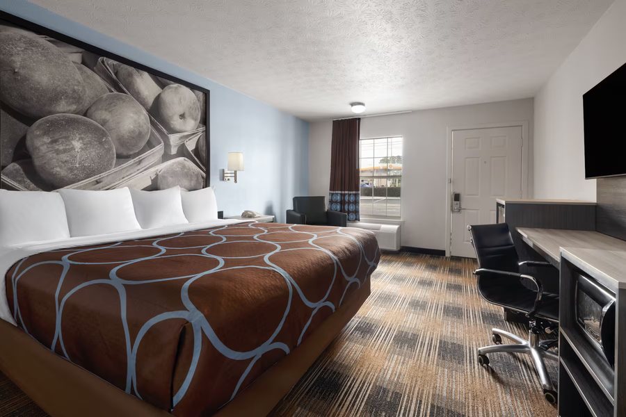 Super 8 by Wyndham Covington — Guest room