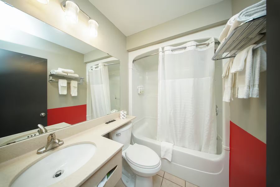 Super 8 by Wyndham Crestview — Bathroom