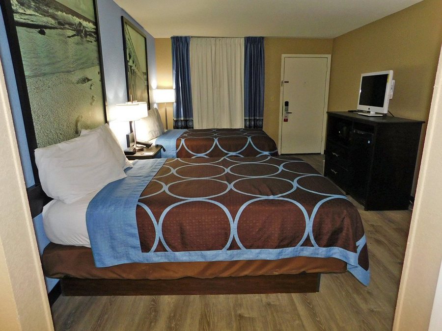 Super 8 by Wyndham Crestview — Guest room