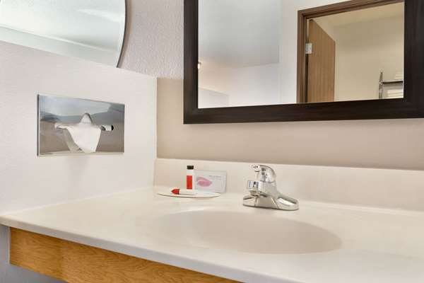 Super 8 by Wyndham Custer Crazy Horse Area — Bathroom