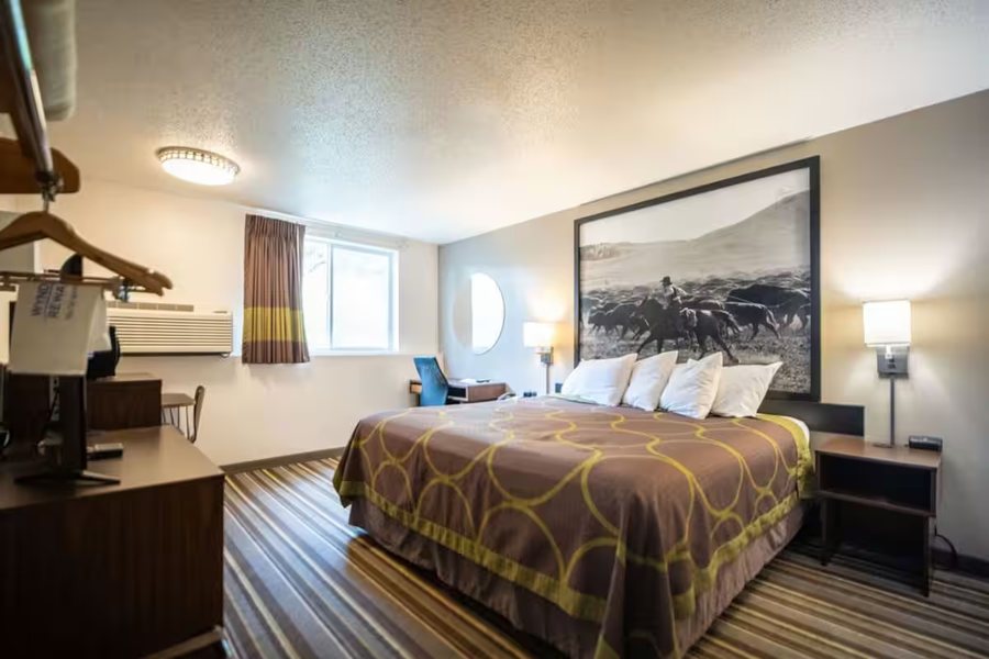 Super 8 by Wyndham Custer Crazy Horse Area — Guest room