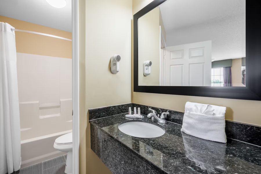 Super 8 by Wyndham Dalton — Bathroom