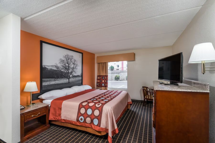 Super 8 by Wyndham Dandridge — Guest room