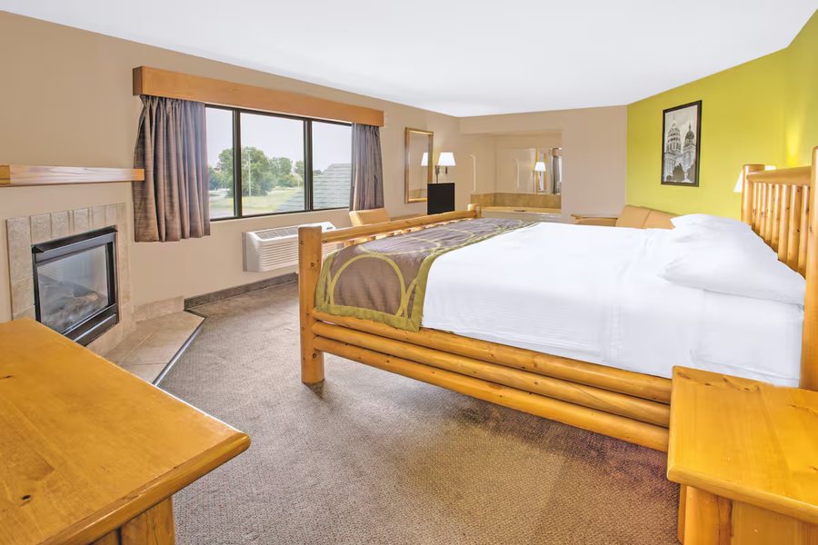 Super 8 by Wyndham Davenport — Guest room