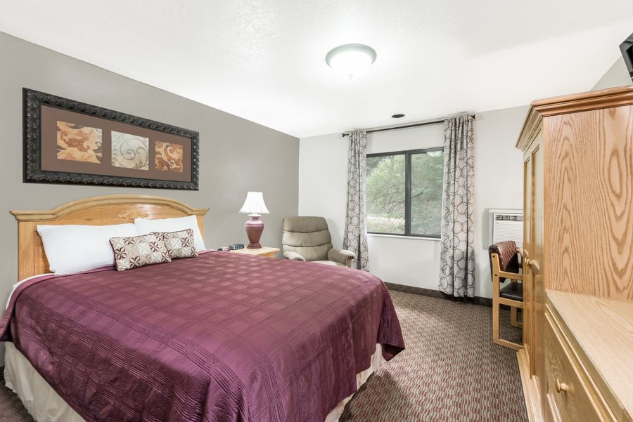 Super 8 by Wyndham Deadwood Black Hills Area — Guest room