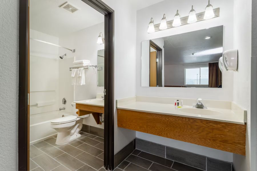 Super 8 by Wyndham Decorah — Bathroom