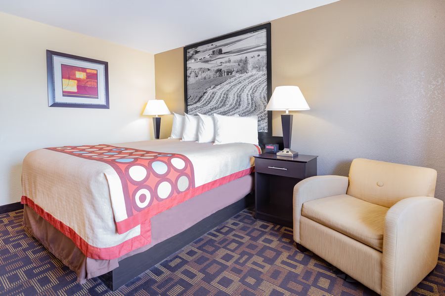 Super 8 by Wyndham Decorah — Guest room