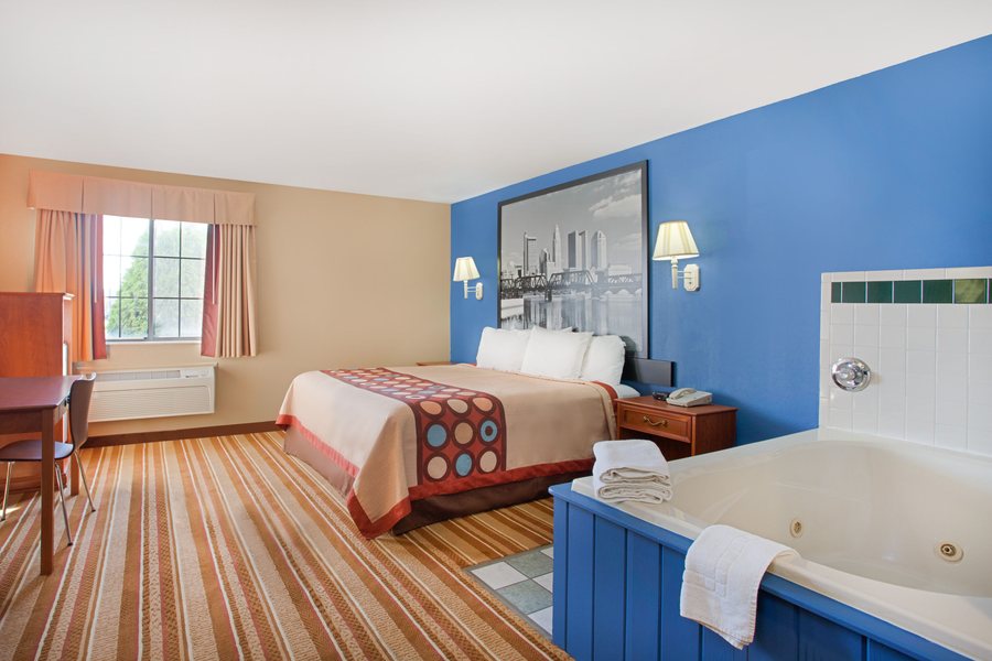 Super 8 by Wyndham Defuniak Springs — Guest room