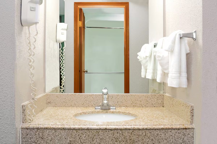 Super 8 by Wyndham Denver Stapleton — Bathroom