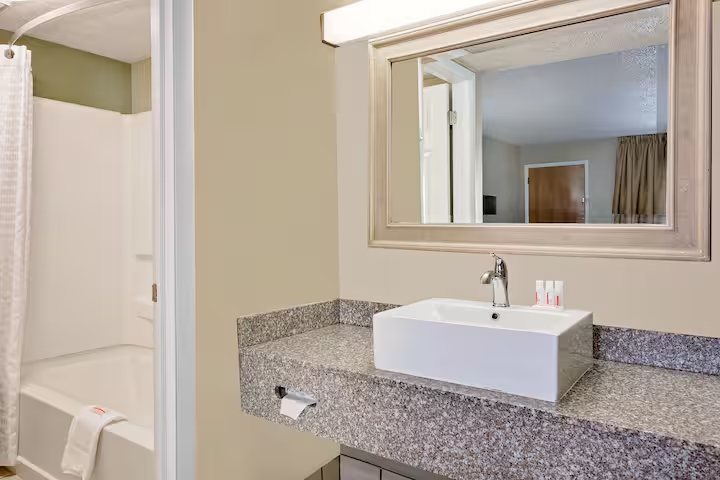 Super 8 by Wyndham Dickson — Bathroom