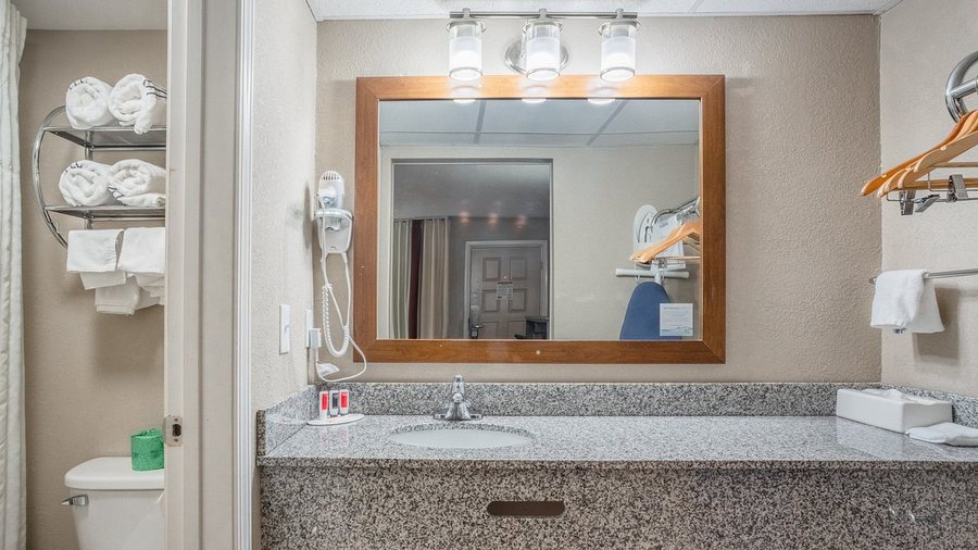 Super 8 by Wyndham Downtown Gatlinburg at Convention Center — Bathroom
