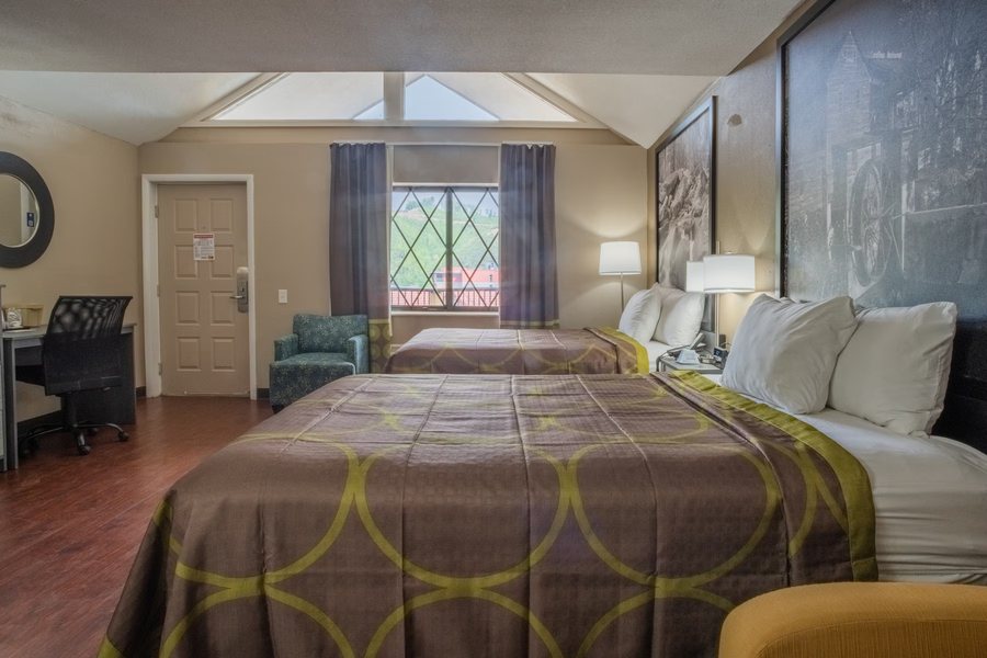 Super 8 by Wyndham Downtown Gatlinburg at Convention Center — Guest room